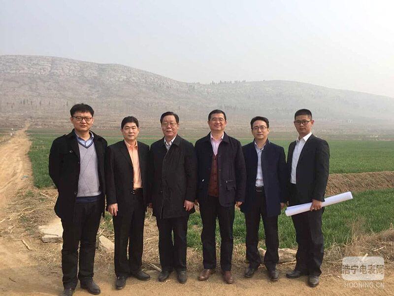 陸總裁一行與當?shù)仡I導在泰安項目地合影